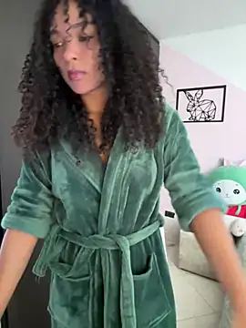 Snapshot of mariam_hill chatting on 12.28.24 mariam hill online show from 12.28.24