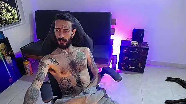 Snapshot of harry_reems1 chatting on 12.15.25 harry reems1 online show from 12.15.25