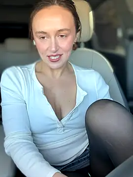 Snapshot of lunagirl13 chatting on 10.31.25 lunagirl13 online show from 10.31.25