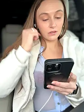 Snapshot of lunagirl13 chatting on 12.05.25 lunagirl13 online show from 12.05.25