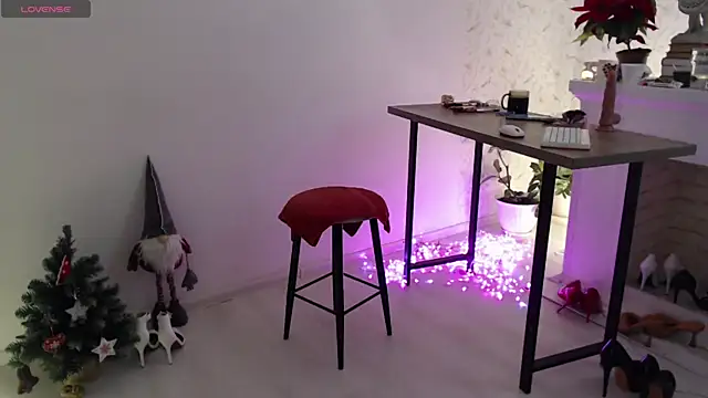 Snapshot of squirtymilf chatting on 12.27.24 squirtymilf online show from 12.27.24