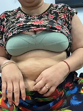 Snapshot of Preet_Kaur_69 chatting on 12.17.25 Preet Kaur 69 online show from 12.17.25