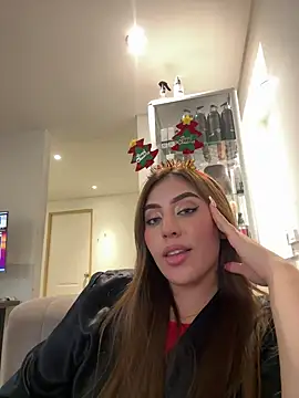 Snapshot of MaddyyLennon chatting on 12.16.24 MaddyyLennon online show from 12.16.24