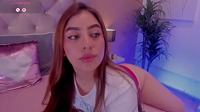Snapshot of MaddyyLennon chatting on 02.18.25 MaddyyLennon online show from 02.18.25