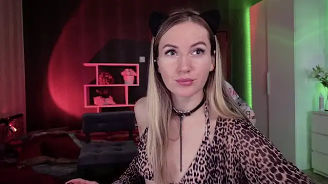 Snapshot of Hello_Lisha chatting on 10.31.25 Hello Lisha online show from 10.31.25