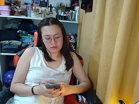 Snapshot of crizzybel chatting on 12.16.25 crizzybel online show from 12.16.25