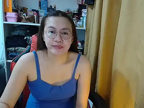 Snapshot of crizzybel chatting on 12.17.25 crizzybel online show from 12.17.25