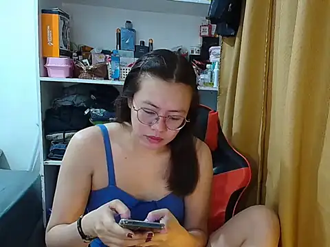 Snapshot of crizzybel chatting on 12.18.25 crizzybel online show from 12.18.25