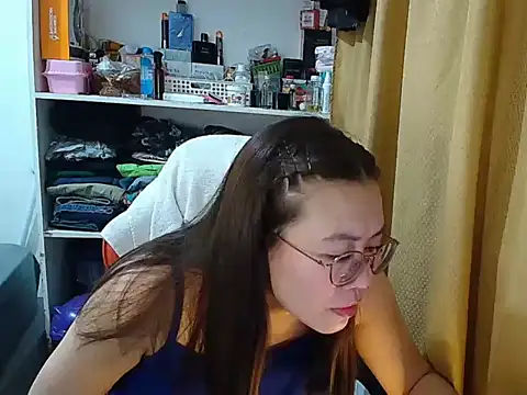 Snapshot of crizzybel chatting on 12.18.25 crizzybel online show from 12.18.25