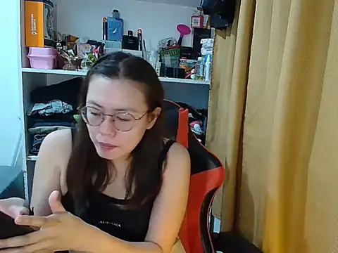 Snapshot of crizzybel chatting on 12.19.25 crizzybel online show from 12.19.25