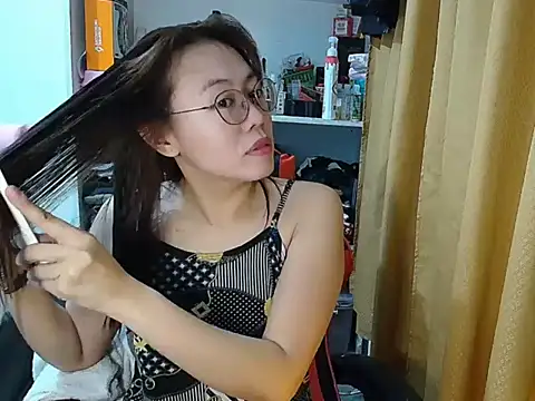 Snapshot of crizzybel chatting on 12.20.25 crizzybel online show from 12.20.25