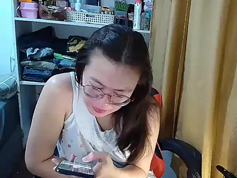 Snapshot of crizzybel chatting on 12.21.25 crizzybel online show from 12.21.25