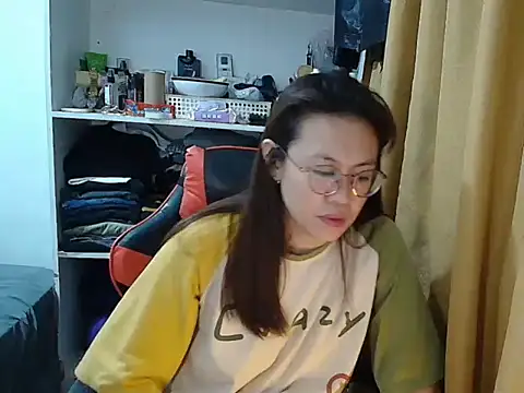 Snapshot of crizzybel chatting on 02.15.26 crizzybel online show from 02.15.26