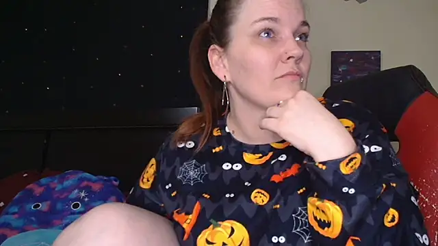 Snapshot of ToxicLilly chatting on 10.26.25 ToxicLilly online show from 10.26.25