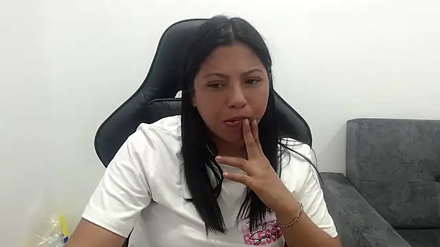 Snapshot of Leylafourniert chatting on 06.29.26 Leylafourniert online show from 06.29.26