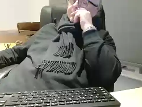 Snapshot of bigbadjon69 chatting on 12.30.24 bigbadjon69 online show from 12.30.24