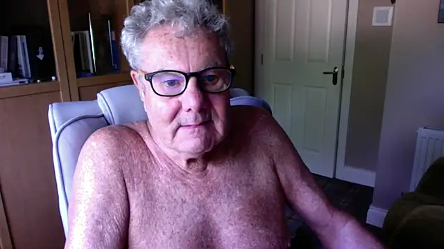 Snapshot of Oldpistolpete chatting on 06.08.26 Oldpistolpete online show from 06.08.26