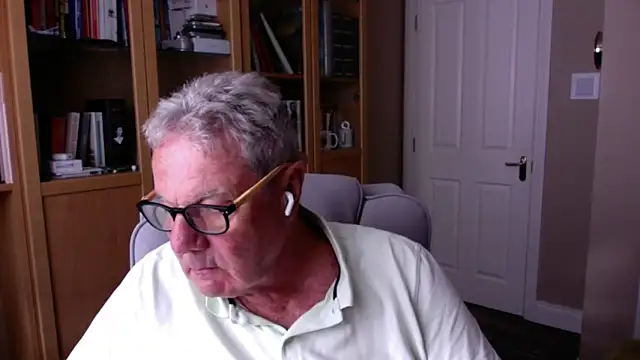Snapshot of Oldpistolpete chatting on 06.10.26 Oldpistolpete online show from 06.10.26