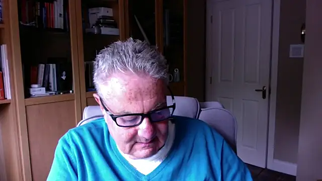 Snapshot of Oldpistolpete chatting on 06.11.26 Oldpistolpete online show from 06.11.26