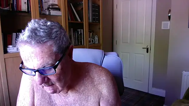 Snapshot of Oldpistolpete chatting on 06.12.26 Oldpistolpete online show from 06.12.26