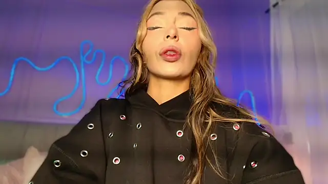 Snapshot of Sofly_s chatting on 05.20.26 Sofly s online show from 05.20.26