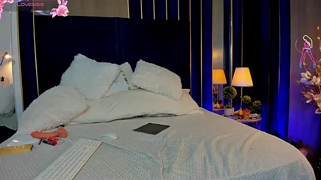 Snapshot of VanessaAngel chatting on 11.13.25 VanessaAngel online show from 11.13.25