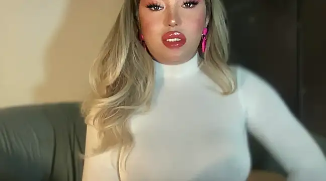 Snapshot of BigDominaMia chatting on 12.30.24 BigDominaMia online show from 12.30.24