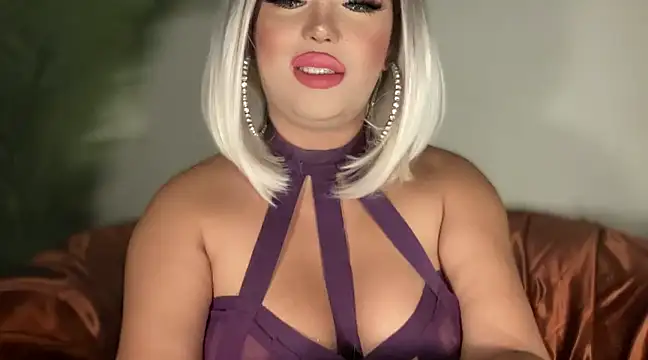 Snapshot of BigDominaMia chatting on 02.01.25 BigDominaMia online show from 02.01.25