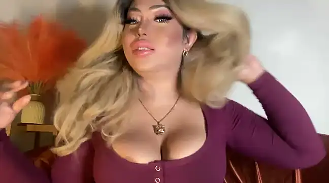 Snapshot of BigDominaMia chatting on 02.06.25 BigDominaMia online show from 02.06.25