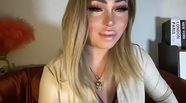 Snapshot of BigDominaMia chatting on 02.08.25 BigDominaMia online show from 02.08.25