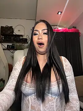 Snapshot of BigDominaMia chatting on 10.20.25 BigDominaMia online show from 10.20.25