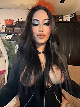 Snapshot of BigDominaMia chatting on 11.07.25 BigDominaMia online show from 11.07.25