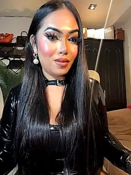 Snapshot of BigDominaMia chatting on 11.08.25 BigDominaMia online show from 11.08.25