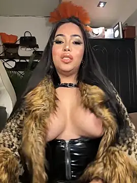 Snapshot of BigDominaMia chatting on 11.16.25 BigDominaMia online show from 11.16.25