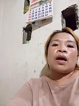 Snapshot of wet_babexxx chatting on 12.15.25 wet babexxx online show from 12.15.25