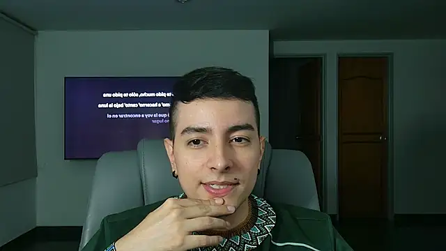 Snapshot of Jhoan_saenz chatting on 10.25.25 Jhoan saenz online show from 10.25.25