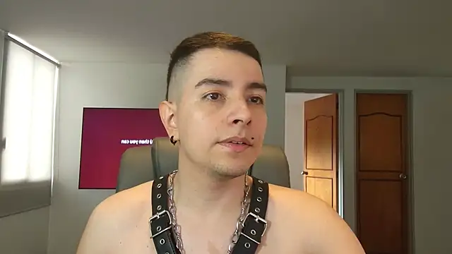 Snapshot of Jhoan_saenz chatting on 10.31.25 Jhoan saenz online show from 10.31.25