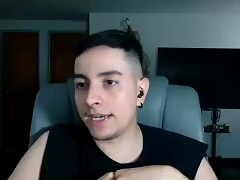 Snapshot of Jhoan_saenz chatting on 11.21.25 Jhoan saenz online show from 11.21.25