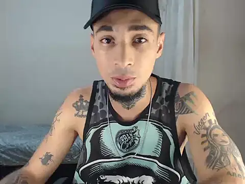 Snapshot of emiliano_hottt chatting on 12.15.24 emiliano hottt online show from 12.15.24