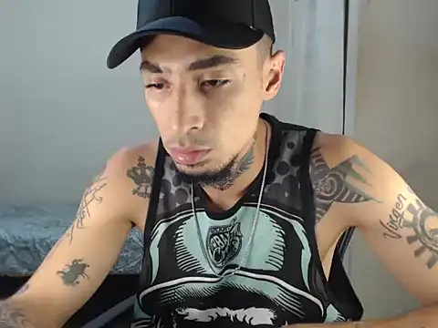 Snapshot of emiliano_hottt chatting on 12.15.24 emiliano hottt online show from 12.15.24