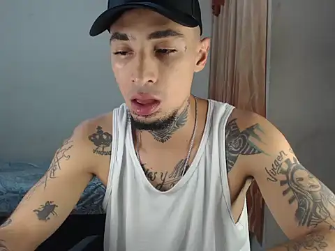 Snapshot of emiliano_hottt chatting on 12.19.24 emiliano hottt online show from 12.19.24