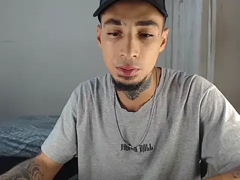 Snapshot of emiliano_hottt chatting on 01.26.25 emiliano hottt online show from 01.26.25