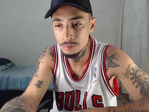 Snapshot of emiliano_hottt chatting on 09.29.25 emiliano hottt online show from 09.29.25