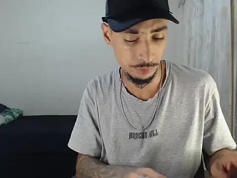 Snapshot of emiliano_hottt chatting on 10.13.25 emiliano hottt online show from 10.13.25