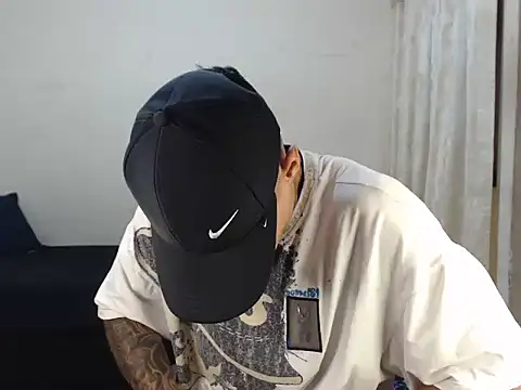 Snapshot of emiliano_hottt chatting on 10.27.25 emiliano hottt online show from 10.27.25