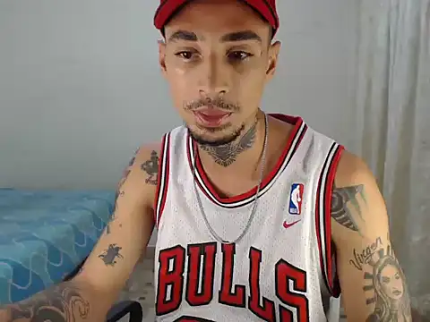 Snapshot of emiliano_hottt chatting on 12.01.25 emiliano hottt online show from 12.01.25