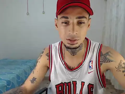 Snapshot of emiliano_hottt chatting on 12.05.25 emiliano hottt online show from 12.05.25