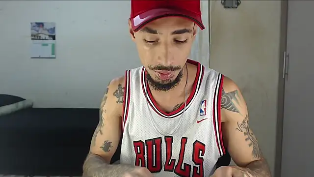 Snapshot of emiliano_hottt chatting on 04.27.26 emiliano hottt online show from 04.27.26