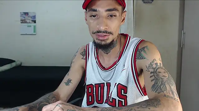 Snapshot of emiliano_hottt chatting on 04.28.26 emiliano hottt online show from 04.28.26