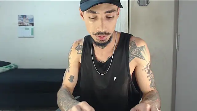 Snapshot of emiliano_hottt chatting on 04.28.26 emiliano hottt online show from 04.28.26